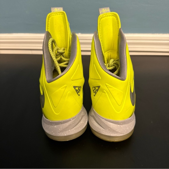 Nike Neon Yellow Sneakers with Orange Detail - Picture 6 of 8